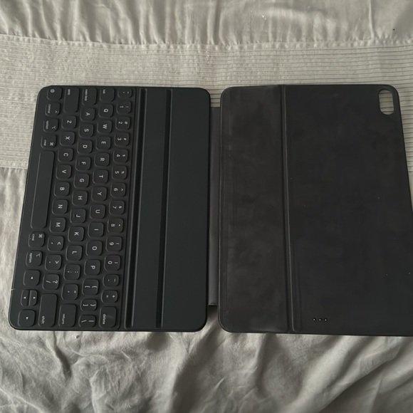 Apple iPad Smart Keyboard Folio 10.5/11 inch - Picture 2 of 4